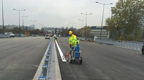 Odbudowany Łazienkowski na razie nie dla pieszych