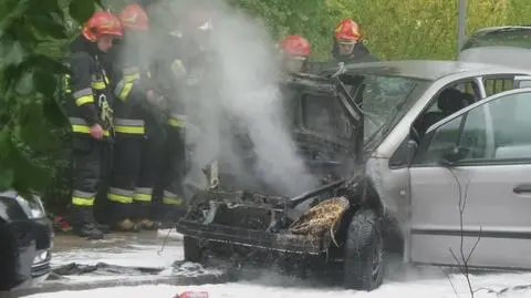 Mercedes w ogniu na Powiślu. "Nadpaliło się też auto obok"