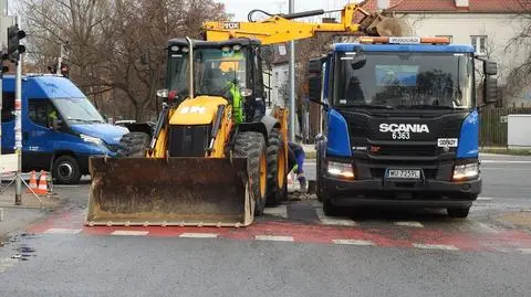 Awaria na Sadybie. Kilka budynków bez wody, utrudnienia dla komunikacji publicznej  