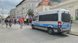 Protest Partii Razem przed Pałacem Prezydenckim