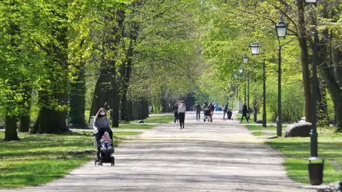 Warszawiacy skorzystali ze zniesienia ograniczeń. Wyszli do parków i lasów, ale pojedynczo