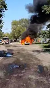 Pożar objął cały samochód