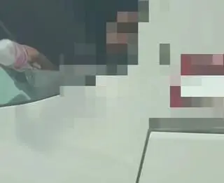 Z okna ciężarówki leciały różne przedmioty