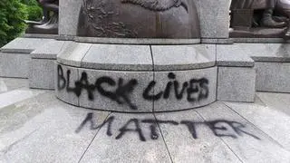 Napis "Black Lives Matter" na pomniku Kościuszki