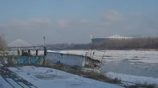 Barka przechyliła się na lewą burtę