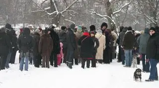 Kilkadziesiąt osób w Ogrodzie Krasińskich