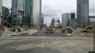 Kładą asfalt nad stacją Rondo ONZ