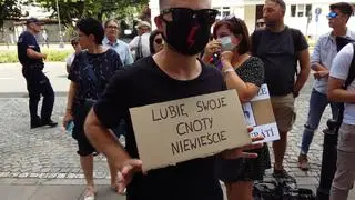 Protest "Gruntujemy Cnoty Niewieście"