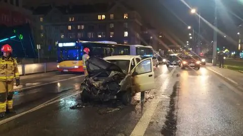 Nocny pożar na Targowej. Spłonął samochód osobowy