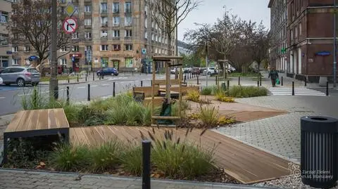 Szeroki chodnik przekształcili w nowy parklet