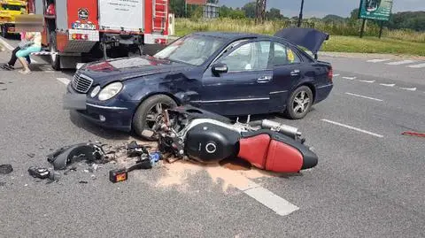 "Motocyklista wjechał na czerwonym". Groźne zderzenie z mercedesem