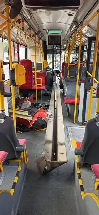 Bariera energochłonna przebiła wnętrze autobusu