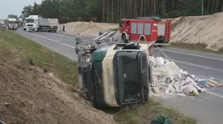 Zderzenie dwóch ciężarówek na krajowej "17"