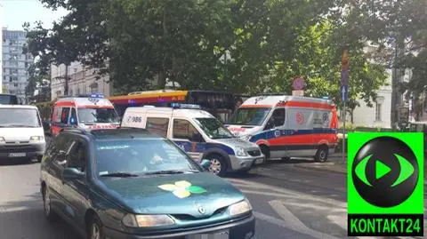 Zderzenie autobusu i volvo. Pasażerka w szpitalu