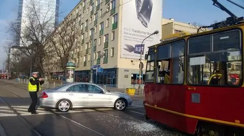 "Autokar z dziećmi nie przepuścił tramwaju". Zderzenie