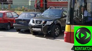 Na Aluzyjnej dochodzi do kolizji między autobusami a zaparkowanymi samochodami - fot. Marcin/warszawa@tvn.pl