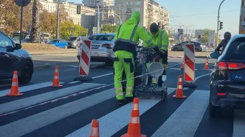 Malowanie pasów w Alejach Jerozolimskich 