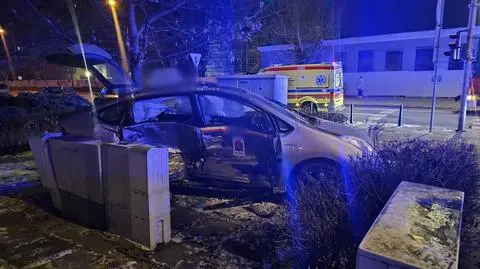 Zderzenie z udziałem samochodu przewozu osób. Dwie osoby ranne