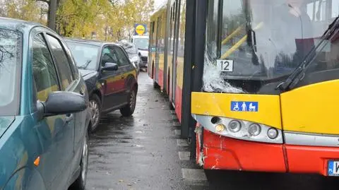 Autobus zjechał na pobocze. Uszkodził trzy samochody