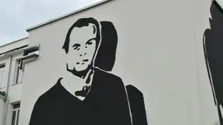 Mural z Jackiem Kuroniem powstał na budynku liceum przy Złotej