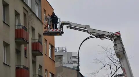 Zdemolowane mieszkanie, skok z drugiego piętra i ucieczka przed policją