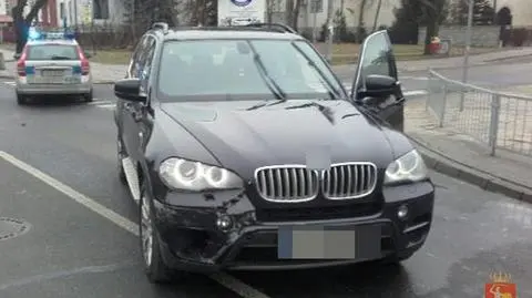 Kradzionym BMW potrącił policjanta i staranował radiowóz