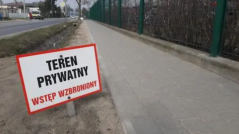 Tabliczka z napisem "Teren prywatny. Wstęp wzbroniony" na chodniku