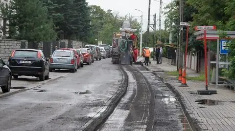 Frezują otwartą drogę. Kierowcy zdezorientowani