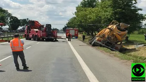 Betoniarka w rowie na drodze nr 7. "Kierowca prawdopodobnie zasłabł"
