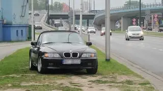 BMW pozostawione na trawniku