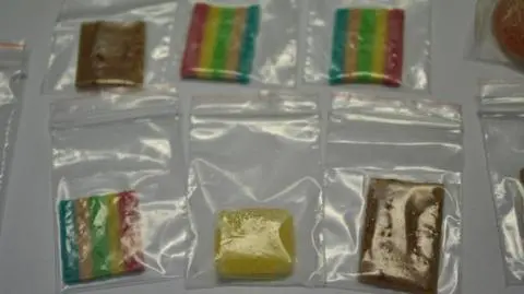 Żelki z LSD leżały na poczcie. Trzy osoby trafiły do szpitala