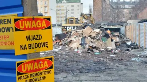Na Bazar Różyckiego wjechał ciężki sprzęt