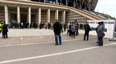 Kolejka do szczepienia na Stadionie Narodowym