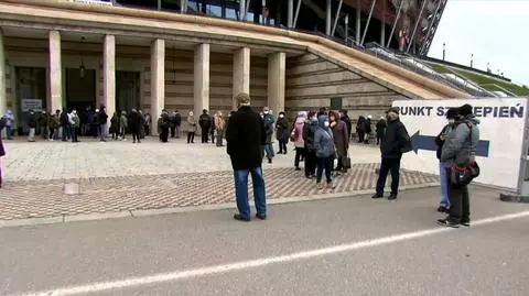 Kolejka do szczepienia na Stadionie Narodowym