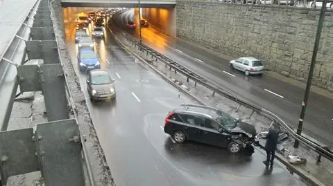 Wjechał w barierki na wyjeździe z tunelu. Stanął w poprzek pasa