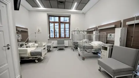 Na ścianach ślady po kulach, w środku nowoczesny sprzęt