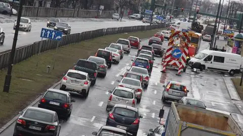 Korki na Powsińskiej. Ciepłownicy zajęli dwa pasy