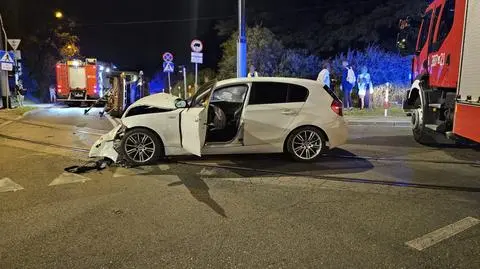 Auto na boku po zderzeniu