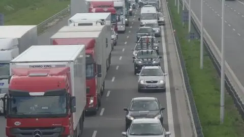 "Trudny początek majówki". Trasa S8 do Marek kompletnie zatkana