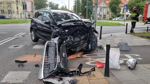 Po zderzeniu z innym autem przejechał przez pas zieleni i uderzył w blok