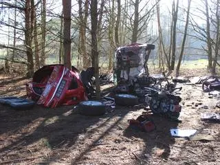 Policjanci w lesie znaleźli skradzioną mazdę