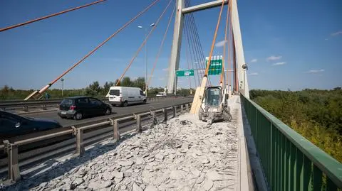 Przedłuża się remont chodnika na moście Siekierkowskim. Trzeba skuć beton