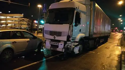"Jechał mostem pod prąd, uszkodził 11 aut". Kierowca tira miał trzy promile