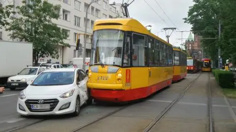 Chciał skręcić w lewo, wjechał pod tramwaj