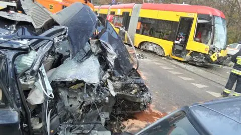 Samochód uderzył w tramwaj, ten się wykoleił