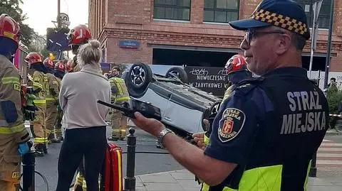 Auto dachowało obok stacji metra 