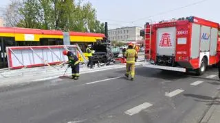 Samochód wjechał w tramwaj na Grochowskiej