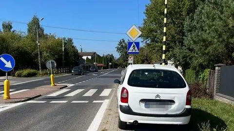 Auto było zaparkowane na całej szerokości chodnika 