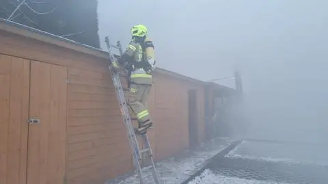 Ogień pojawił się na dachu. Okolica była mocno zadymiona