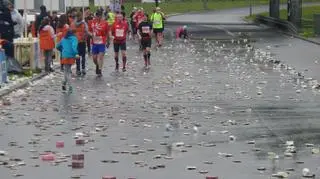 Zaśmiecona trasa maratonu